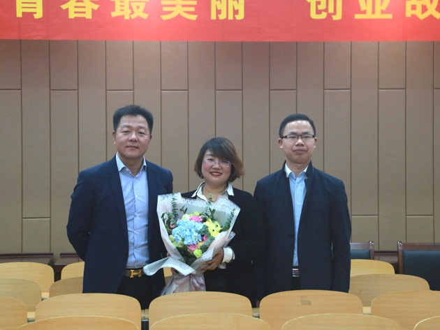 “不忘初心，載夢(mèng)前行”人和集團(tuán)董事長及總裁受邀贛南師范大學(xué)做創(chuàng)業(yè)講座 